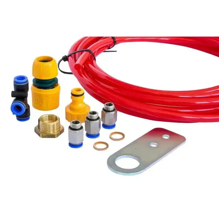 Bremsespylesystem for enkeltaksel AL-KO, sett med rød plastrør og koblinger på metallplate, skrå oversikt.