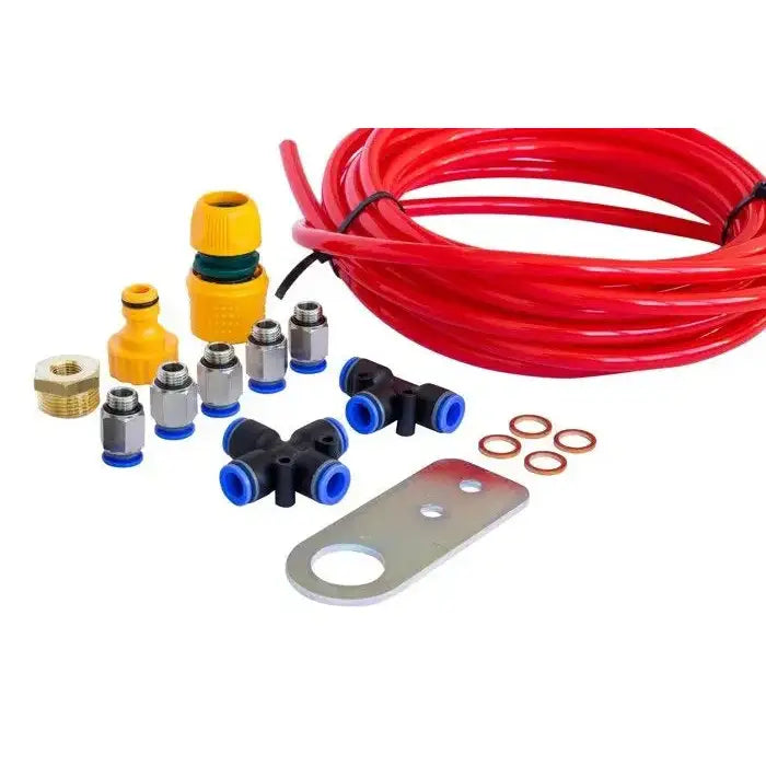 Bremsespylesystem for tandemaksel AL-KO, sett ovenfra med røde slanger, blå koblinger og gule plastdeler.