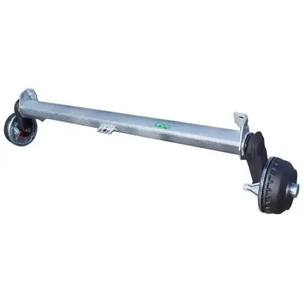 Aksling tilhenger AL-KO 1350kg, skråvisning med svarte nav, grønne markeringer og to festebraketter.