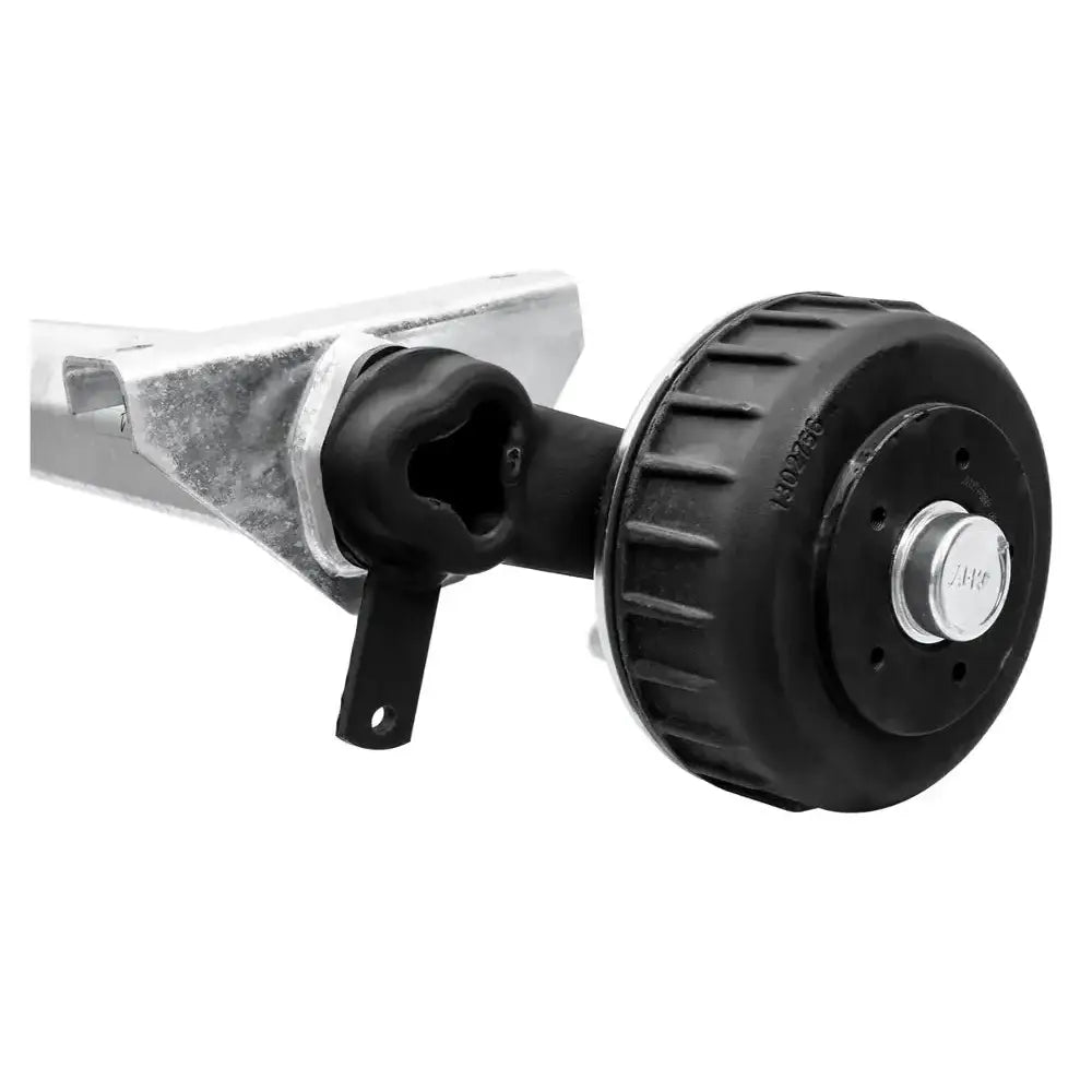 Tilhengeraksel AL-KO med sort hjulnav og trommel, festeanordning synlig fra skrå vinkel.