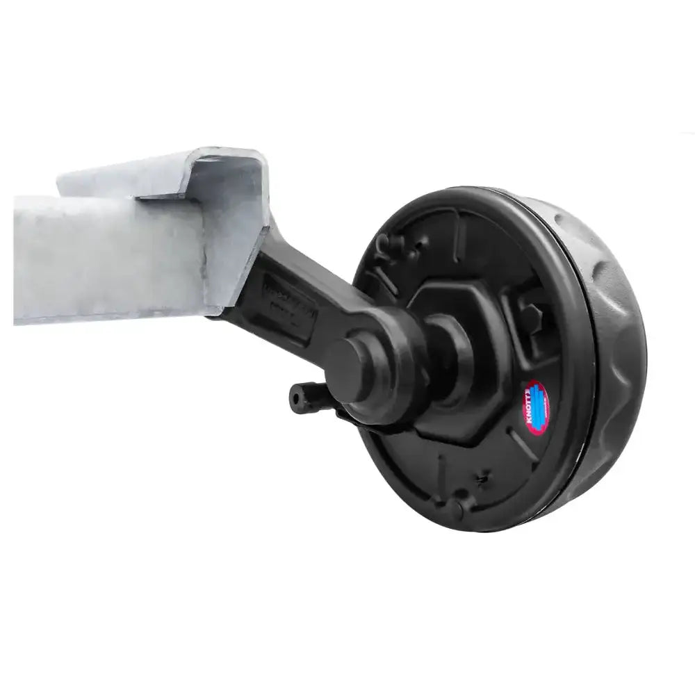 Aksling tilhenger 1350 kg, sidevisning av sort trommel og matt metallaksel med blå og rød etikett på hvit bakgrunn.