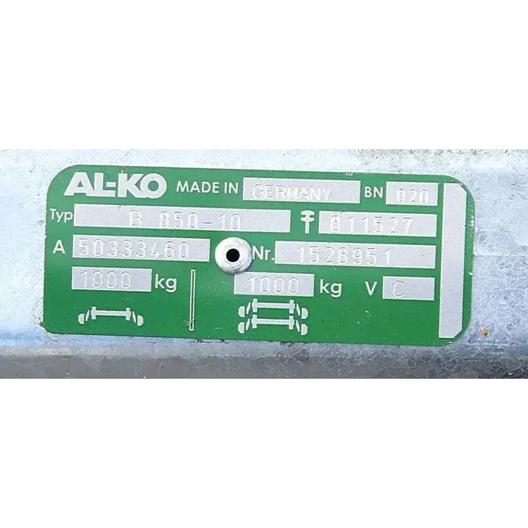 AL-KO tilhengeraksling, nærbilde av grønn og sølvfarget etikett med tekniske spesifikasjoner og tall.