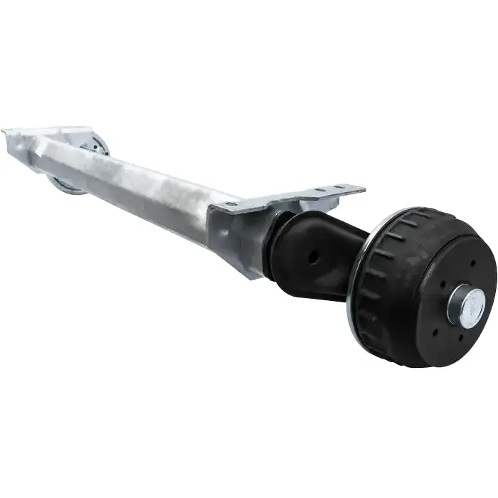 Galvanisert tilhengeraksel fra AL-KO med sort trommelbrems, bolt og festebrakett synlig mot hvit bakgrunn.