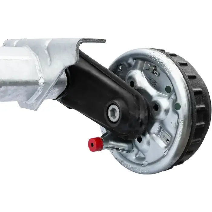 Aksling tilhenger med trommelbrems, sidevisning som fremhever rød smørenippel og sølvfarget metall.