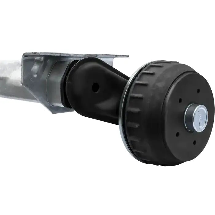 Aksling til tilhenger, skråvisning som fremhever sort trommel, hjuloppheng og trommelens tekstur.