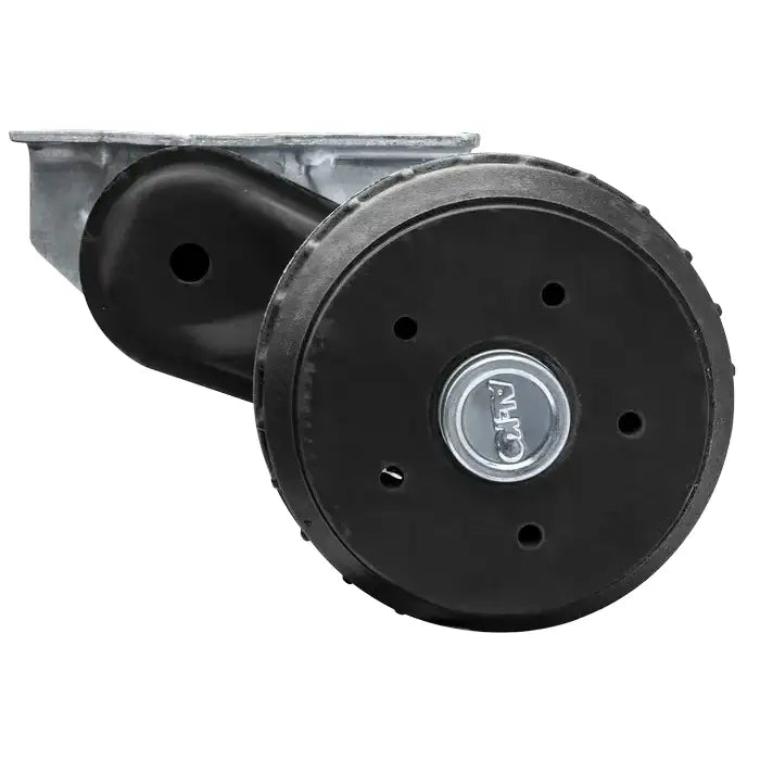 Aksling tilhenger med sort hjul i plast eller gummi, metallnav og synlig galvanisert monteringsbrakett.