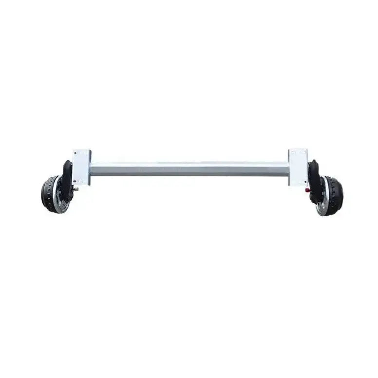 Aksling tilhenger, frontbilde av sølvfarget metallstang med to små hjul og synlige bolter på hvit bakgrunn.