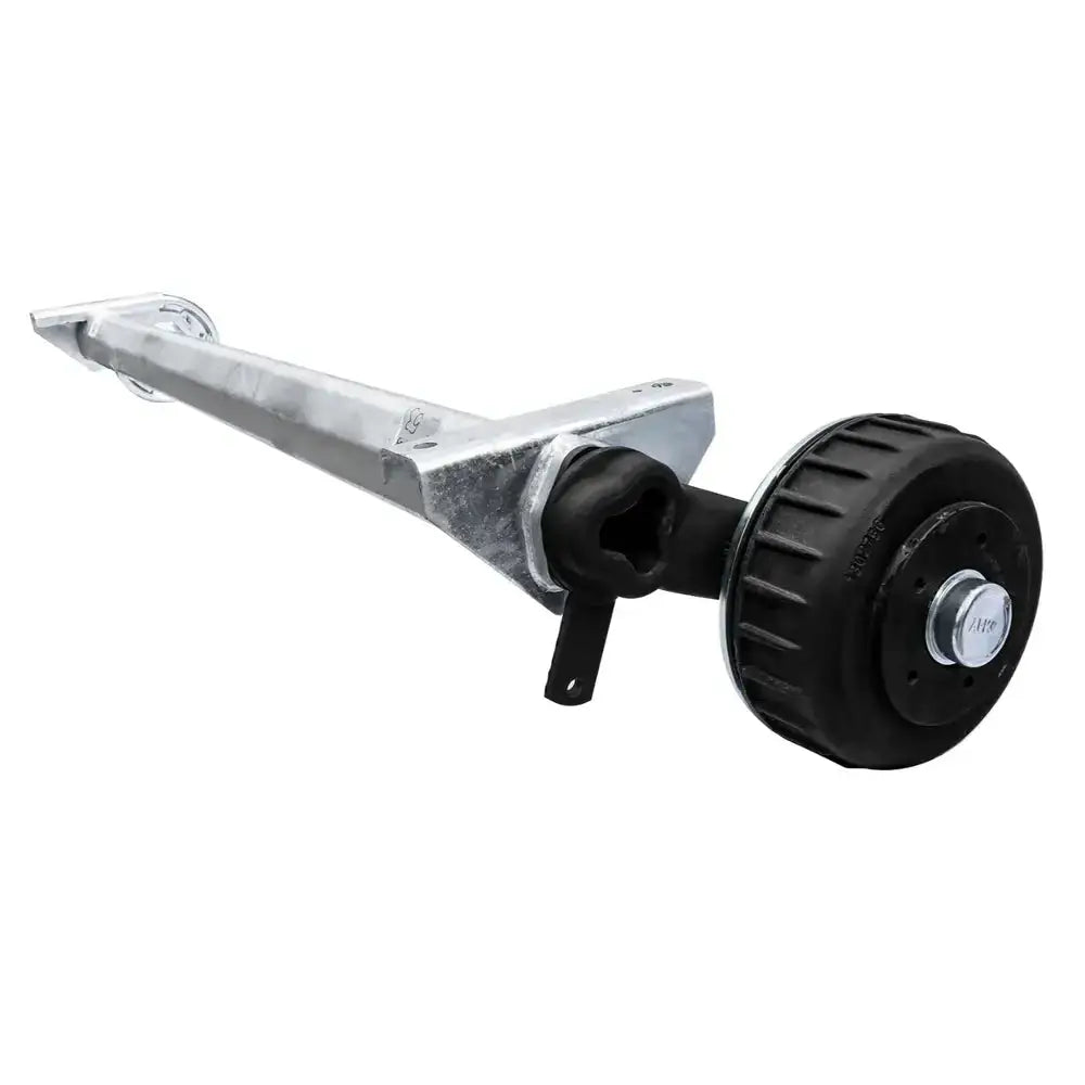 Aksling for tilhenger, galvanisert med svart hjulnav og stag, skrå vinkel som fremhever boltfestet.