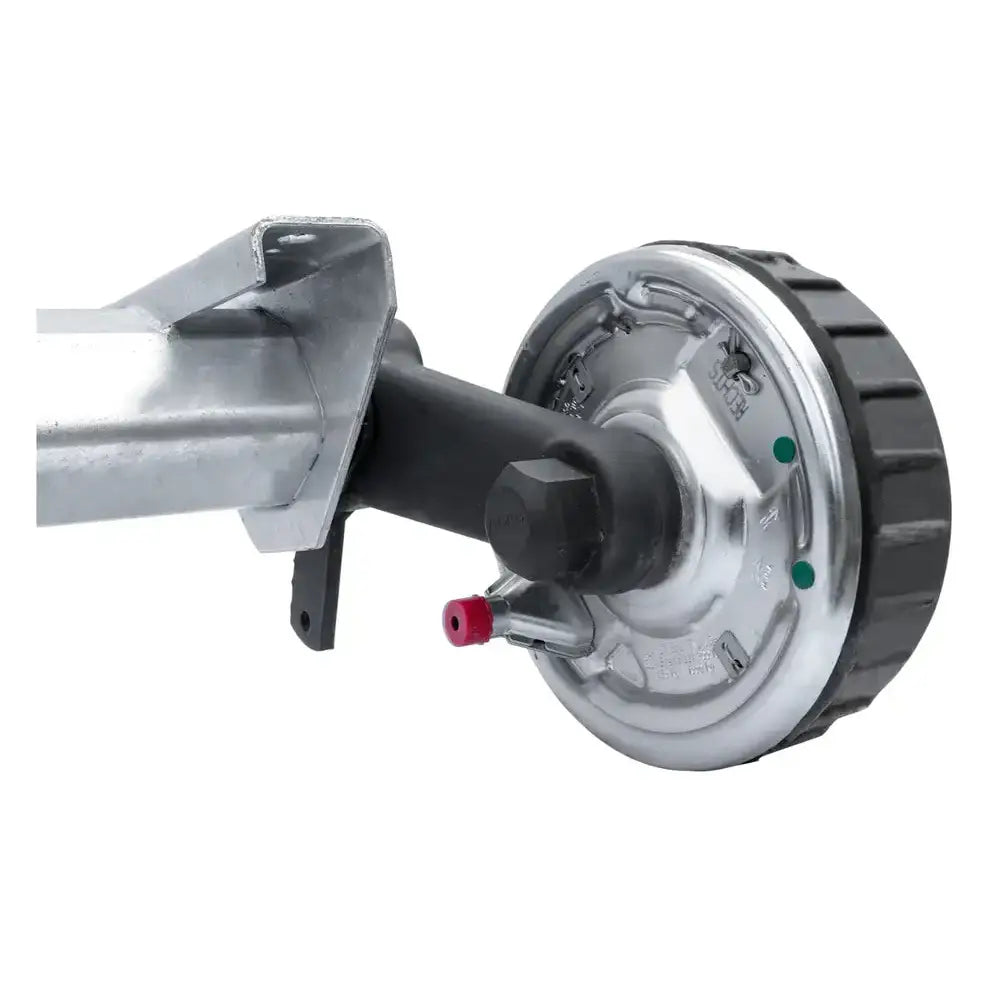 Aksling for tilhenger med trommelbrems, skrå sidevisning som fremhever bremsedetaljer og monteringsfester.