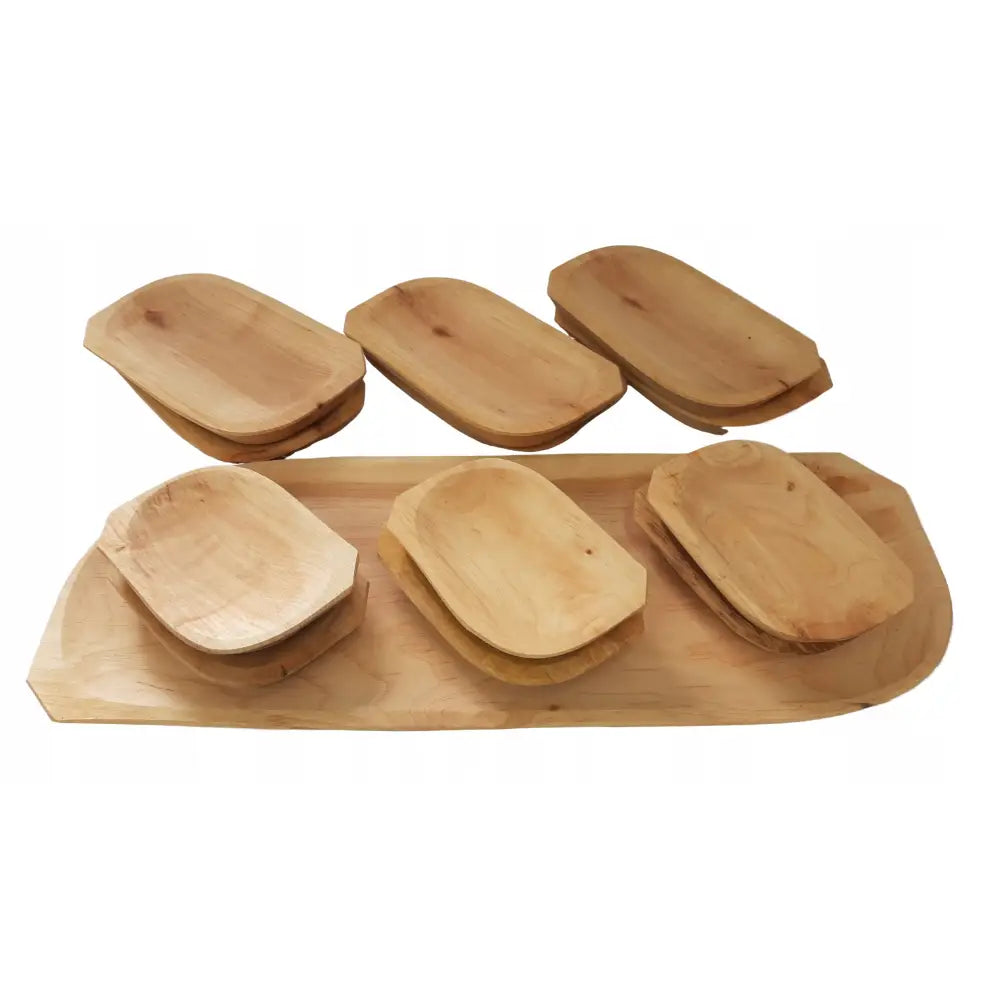 Serveringsfat og treskåler sett, lysebrune rektangulære fat med synlig naturlig tremønster fotografert ovenfra.