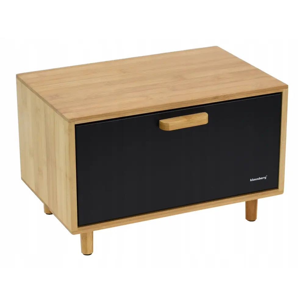 Brødboks i lyst bambustre med svart front og trehåndtak, skrå forsidevisning mot hvit bakgrunn.