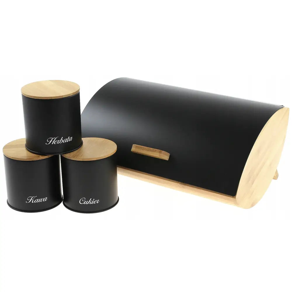 Brødboks i sort og tre med avrundet lokk, og tre svarte bokser med trematerial-lokk sett fra skrå vinkel.