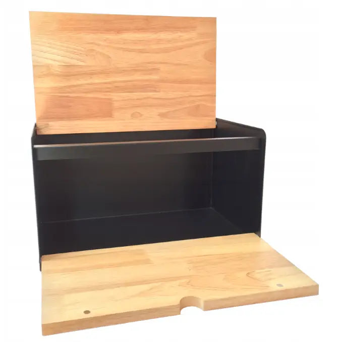 Brødboks i sort metall med to lyse trelokk, frontvisning som fremhever utsparing og materialkontraster.