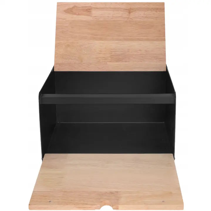 Brødboks i lyst tre og svart metall, frontvisning med åpent lokk som viser romslig oppbevaringsplass.