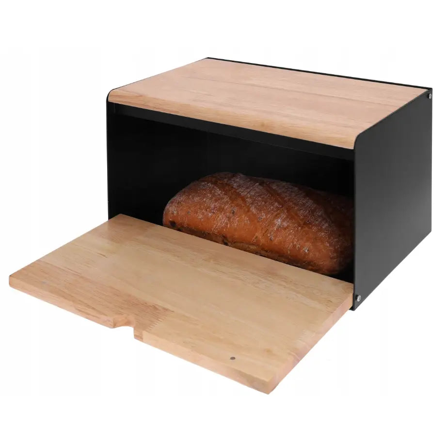 Brødboks i svart metall med lyst trelokk, åpen og viser et helt brød liggende inni boksen.