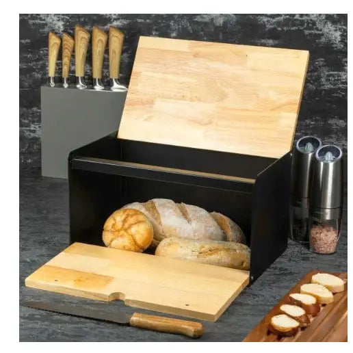 Brødboks i sort metall med lyst tredobbel lokk, åpen, viser assortert brød, skjærefjøl og brødkniv.