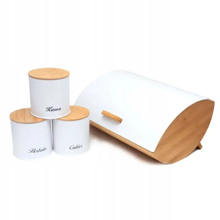 Brødboks og tre hvite bokser for kaffe, sukker og te med trekork, skrå vinkel viser tresider og håndtak.