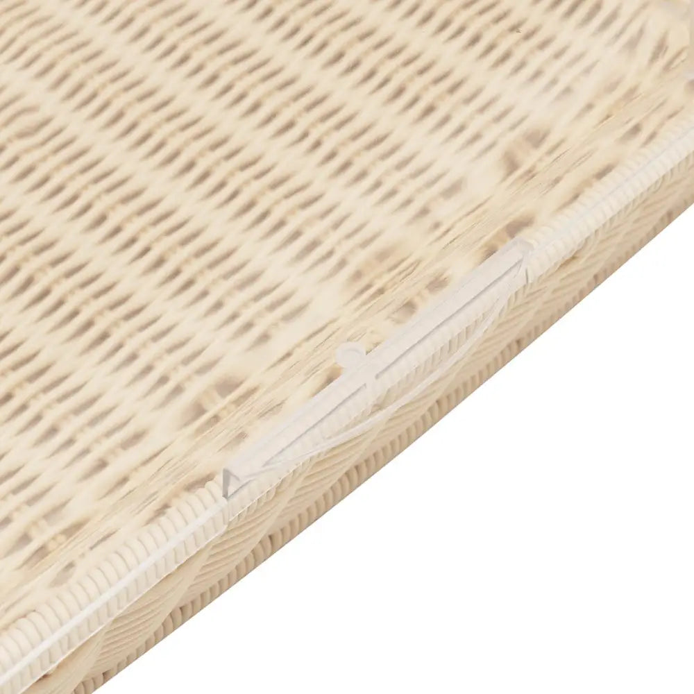 Brodboks med rulltopp, nærbilde av flettet struktur og tydelig plastlås i fronten.