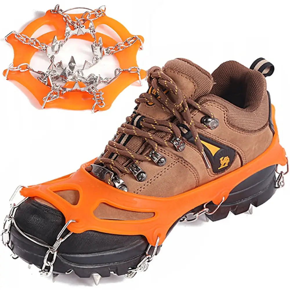 Oransje brodder med stålpigger og kjetting montert på brun tursko, samt visning av broddene ovenfra.