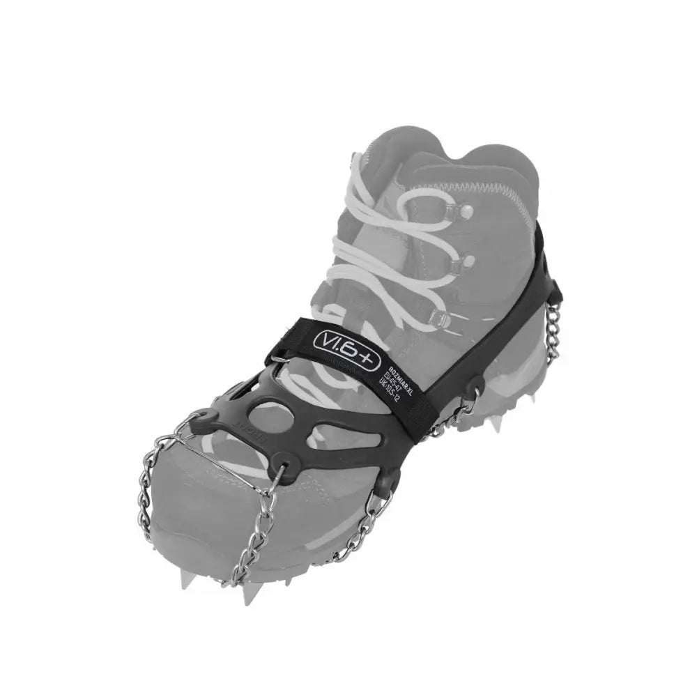 Brodder til sko Vi6+ Pro Traxion, sorte med metallpigger og kjetting, sett skrått forfra på sko.