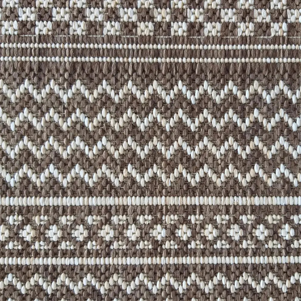 Brun Zara dobbelt-sidig tautepe, nærbilde av sikksakkmønster og stripede tekstildetaljer i brunt og beige.