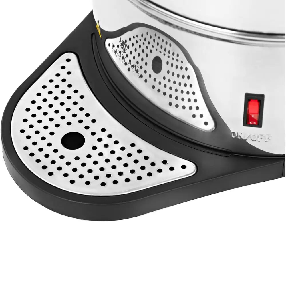 Dryppbrett i rustfritt stål med sorte kanter og perforerte hull, rød av/på-bryter til høyre.