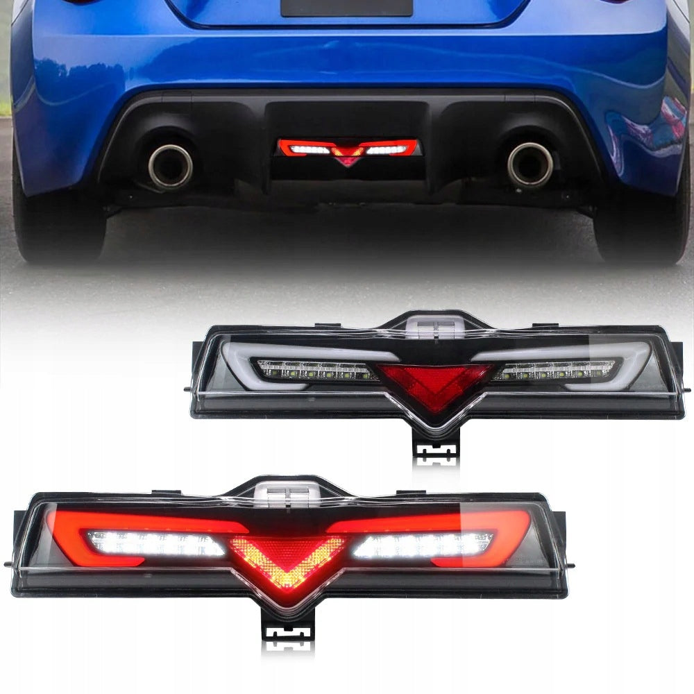 Baklys i støtfanger Subaru BRZ, blå coupe bakfra med LED-senterlampe.