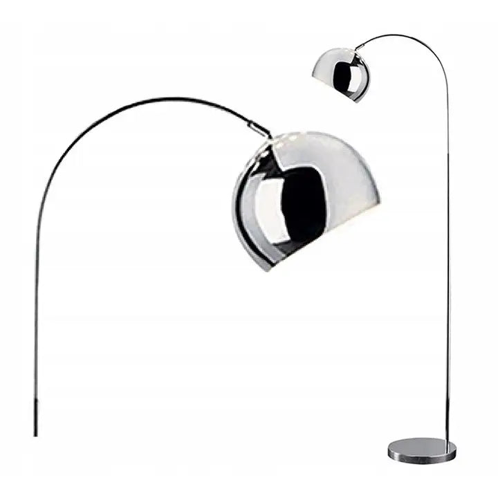 Bueformet gulvlampe i krom, sidevisning som fremhever den halvkuleformede skjermen mot hvit bakgrunn.