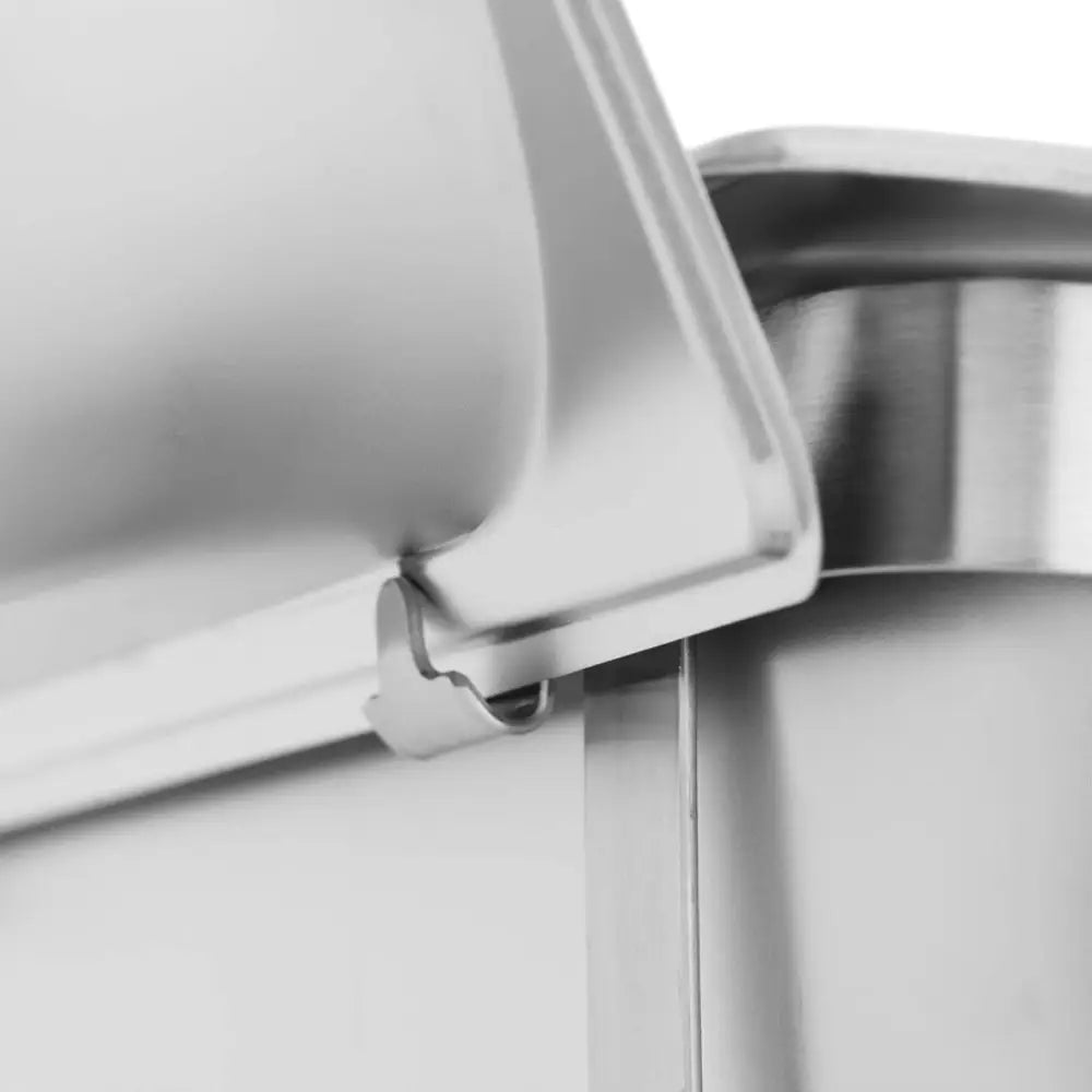 Buffetmatvarmer, nærbilde av hengslet lokk i børstet metall med fokus på mekanismens solide detaljer.