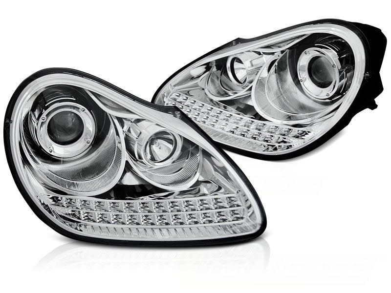Frontlykter Daylight Chrome HID Xenon til Porsche Cayenne 02-06 sett rett forfra på hvit bakgrunn.