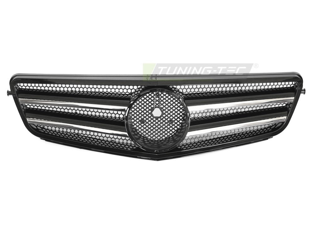 Detaljbilde av Grill C-Klasse W204 07-14 sort/krom med lamellstruktur og emblemfeste.