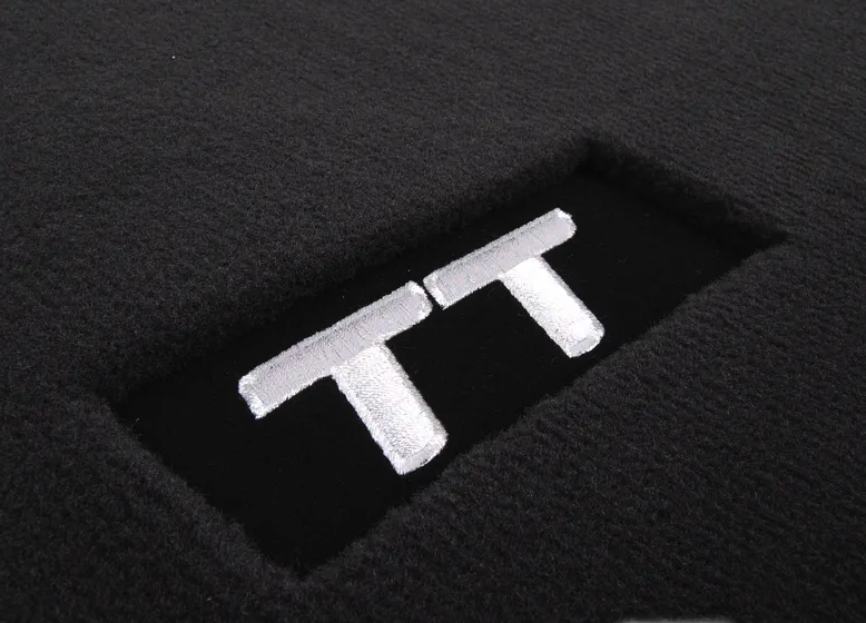 VAG OEM stoffmatter Audi TT 8J detalj av stikning og logo