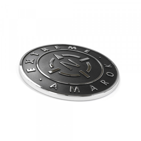 Emblem Vw Amarok > / Glossy Chrome Satin Black - sett forfra
