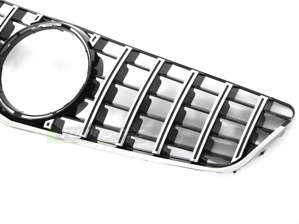 Grill Mercedes E-Klasse C207 09-13 sett fra siden, struktur synlig.