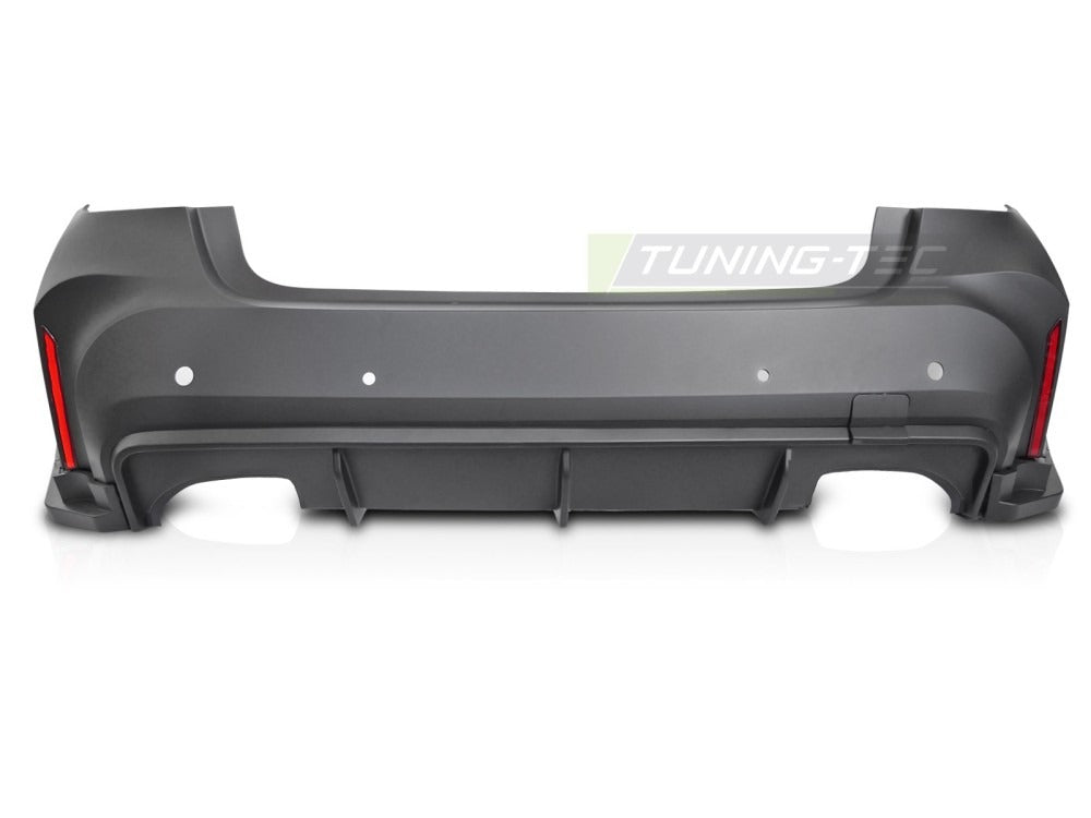 Detaljbilde av støtfanger bak til Bmw G20 LCI 22- med sport linjer og diffusor-detaljer.