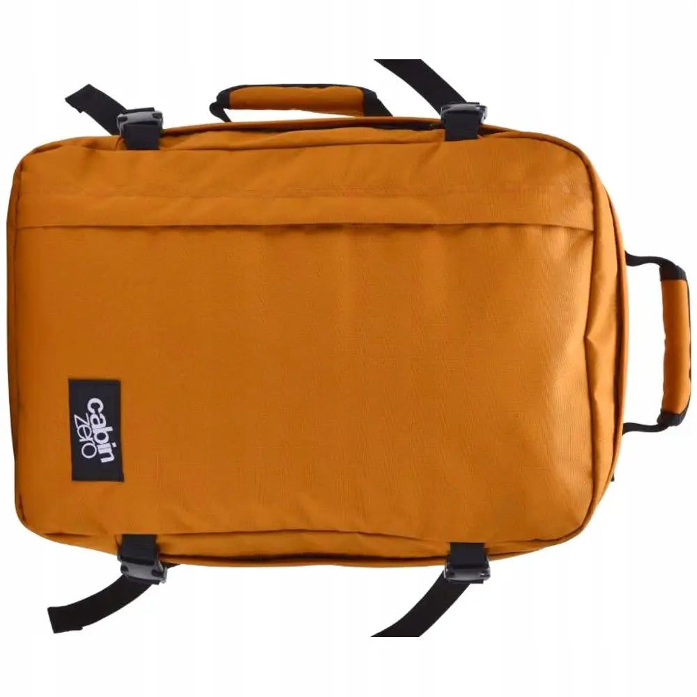 Cabinzero Classic 36L oransje ryggsekk sett ovenfra, med svarte reimer og synlig logoetikett.