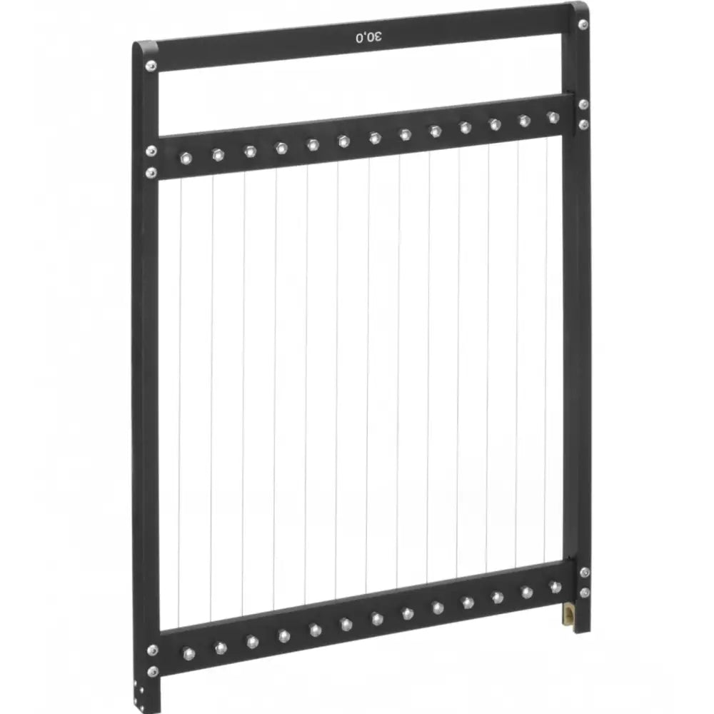 Cakery Guitar Dough Divider, svart metallramme med vertikale vaiere og sølvskruer, skrå frontvinkel.