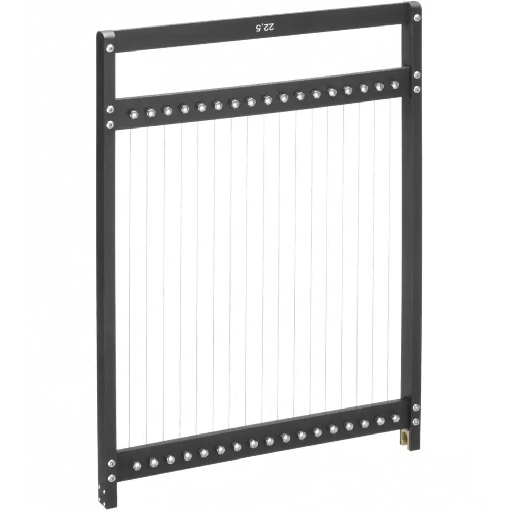 Cakery Guitar Dough Divider, svart metallramme med parallelle vaiere og skruedetaljer, skrå vinkel.