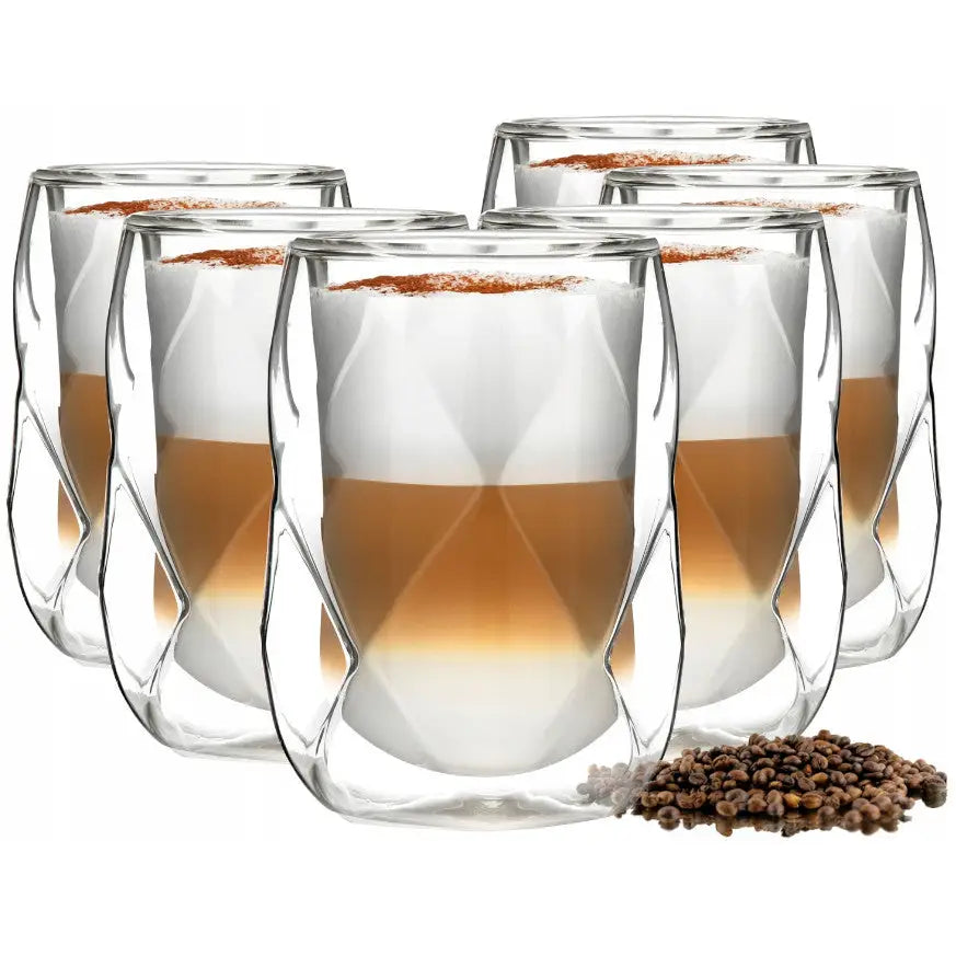 Cappuccino glass fra Vialli Design, seks doble glass med kaffe latte og melkeskum, kaffebønner foran.