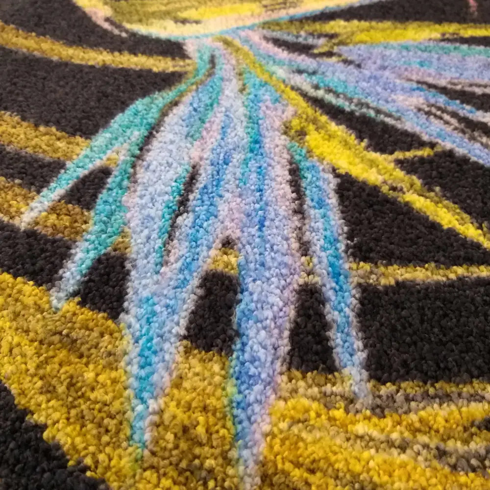 Casablanca 05 teppe 200 x 290 cm, nærbilde som fremhever myk tekstur og fargerikt blått, gult og lilla mønster.