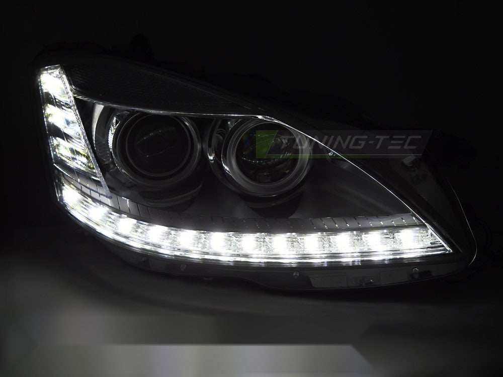 Frontlykter Mercedes W221 S-Class 05-09 sett fra siden — profil synlig.