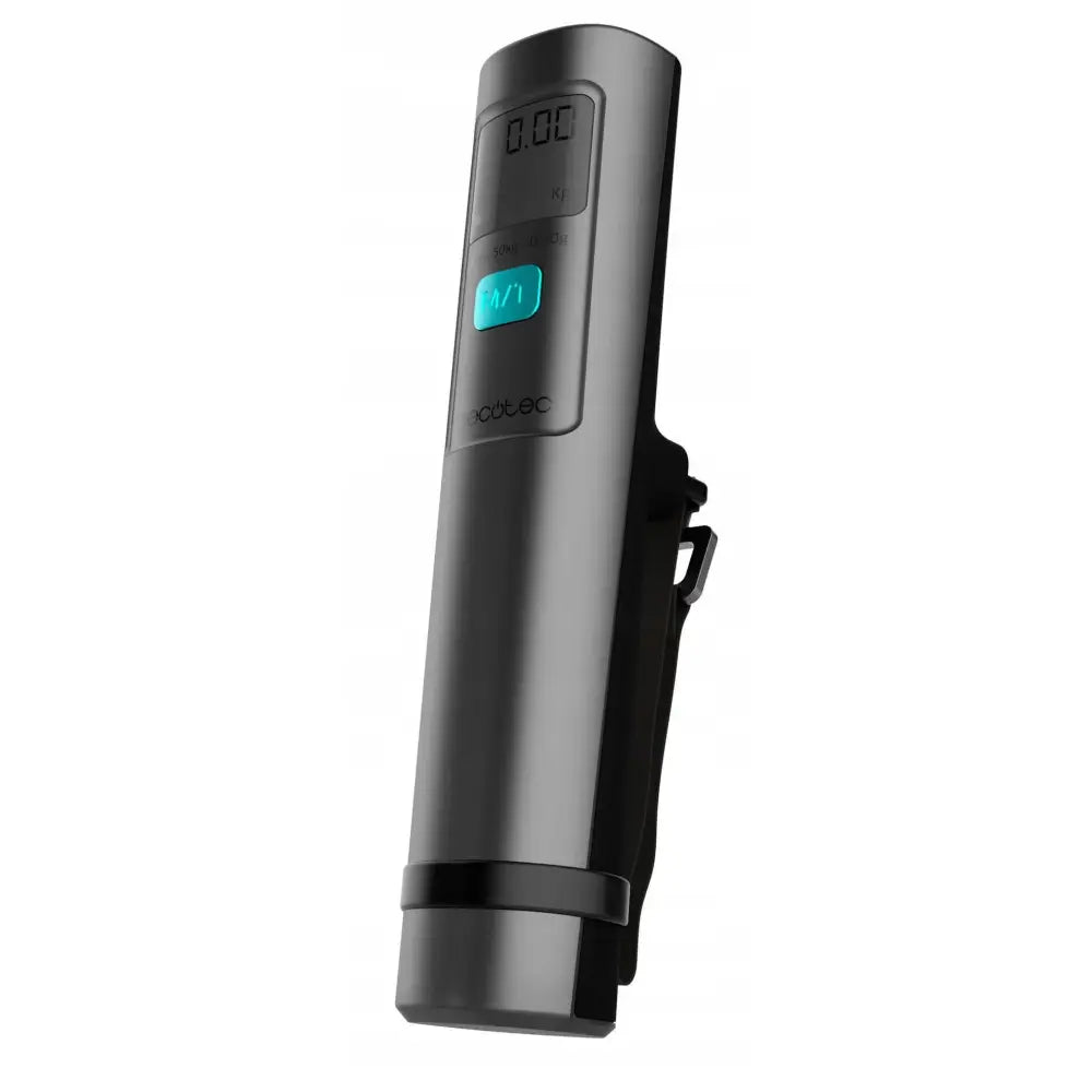 Cecotec Travelcontrol 5000 Ecopower, sort bagasjevekt med digital skjerm og opplyst knapp sett fra skrå vinkel.