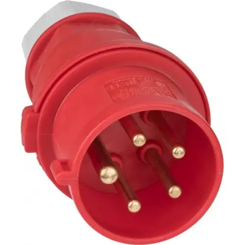 CEE skjøteledning med rød 400V industriell kontakt, fire messingpinner og robust plasthus, skrå frontvisning.