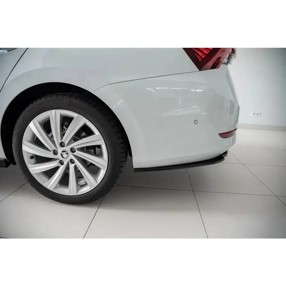Central Rear Splitter Skoda Octavia Mk4
