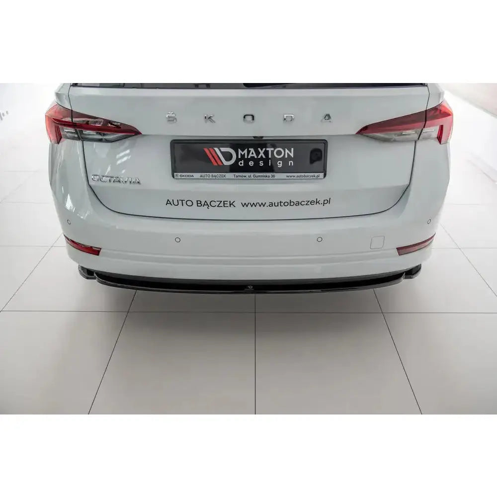 Central Rear Splitter Skoda Octavia Mk4