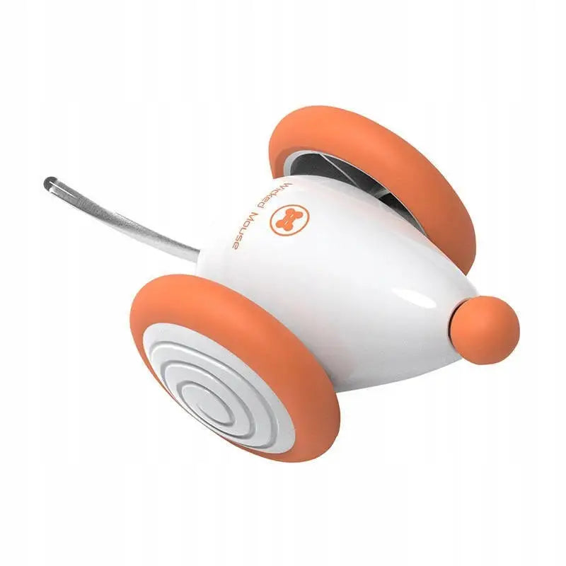Cheerble Wicked Mouse RGB interaktiv katteleke, hvit og oransje med spiralformede hjul og spiss metallhale, sett fra skrå vinkel.