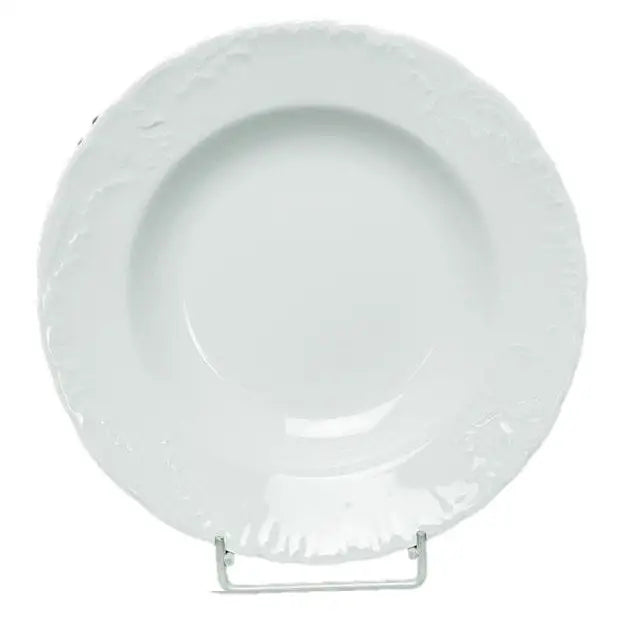 Ćmielów Rococo dyp tallerken i hvitt porselen, sett forfra med elegant, bølget kantmønster.