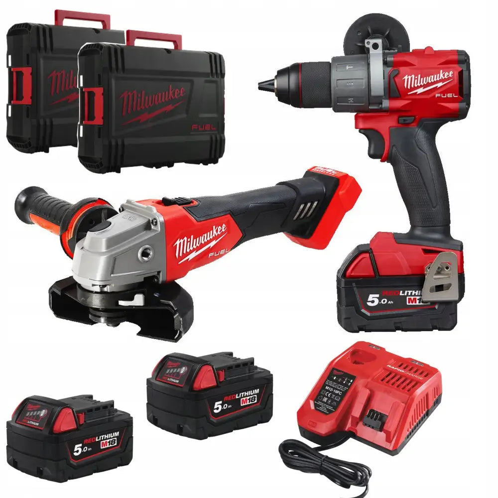 Combo sett med Dewalt drill, skrutrekker, vinkelsliper, tre batterier, lader og to kofferter, sett skrått forfra.