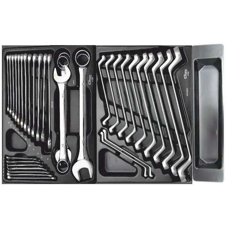 Fastnøkler og ringnøkler i krom, sortert i plastinnsats til Corona C1313 verkstedsvogn, sett ovenfra.