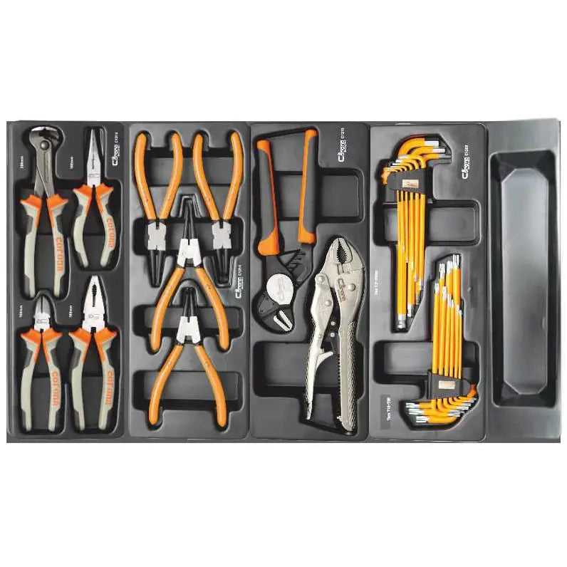 Sort plastbrett fra Corona verkstedsvogn, oversiktsbilde av tenger med oransje grep og gule unbrakonøkler.